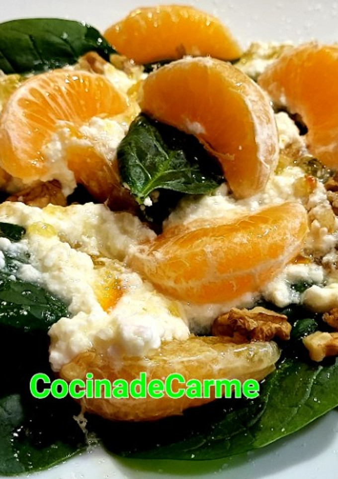 Una foto de Ensalada de espinacas con mandarina y queso con mermelada de naranja amarga
