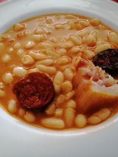 Una foto de Habichuelas a la asturiana