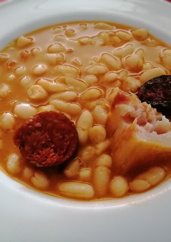 Una foto de Habichuelas a la asturiana