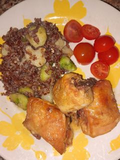 Foto de Frango assado com arroz vermelho e legumes