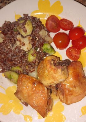 Foto de Frango assado com arroz vermelho e legumes