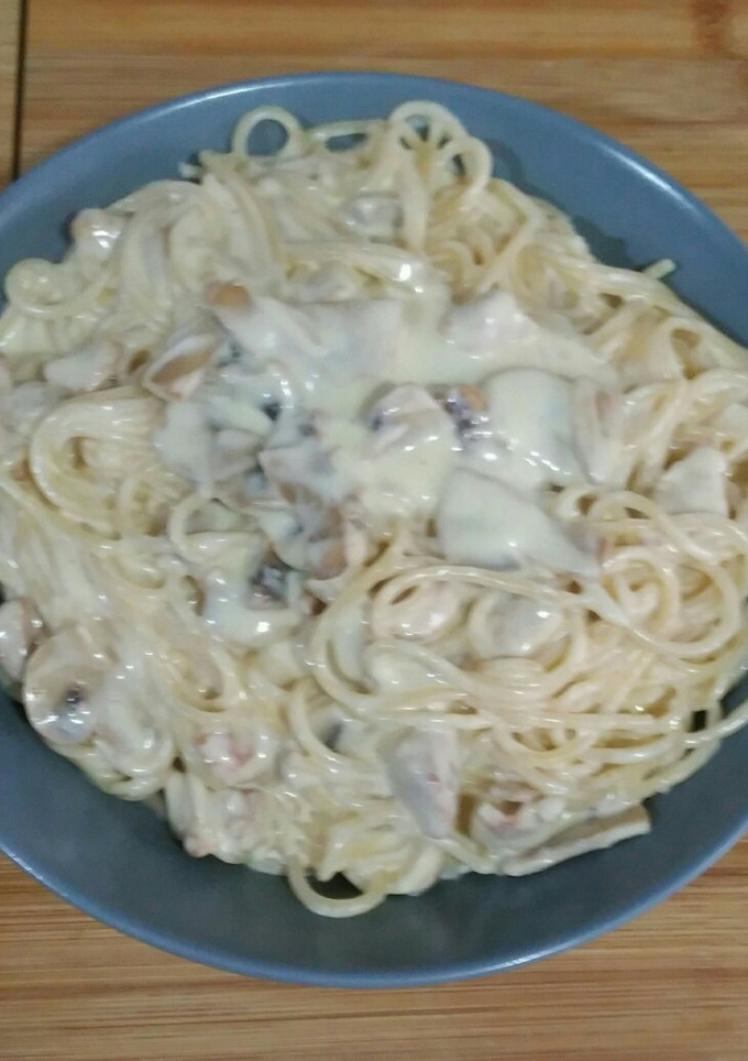 Una foto de Espaguetis salsa Alfredo