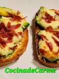 Tostas de aguacate con queso gratinado y jamón