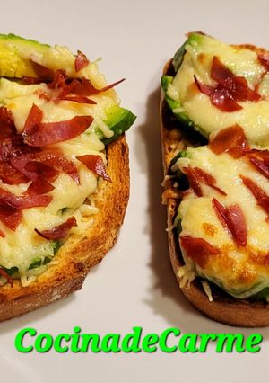 Una foto de Tostas de aguacate con queso gratinado y jamón