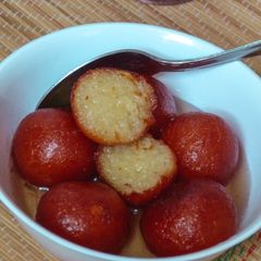 A picture of Gulab jamun.