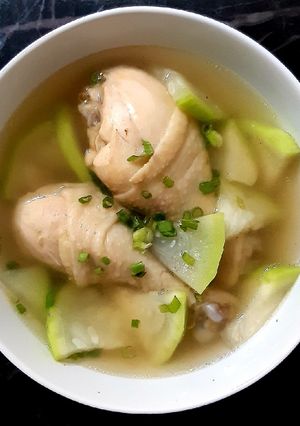 รูปของ "แกงจืดน้ำเต้าน่องไก่"🍐🍗🥣 Bottle Gourd &Chicken Legs Soup