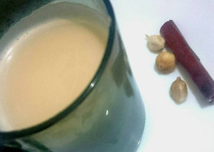 Langkah Mudah untuk Menyiapkan Milk Tea Cinnamon Cardamom, Bisa Manjain Lidah