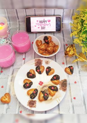 A picture of Little heart chocolate biscuits.