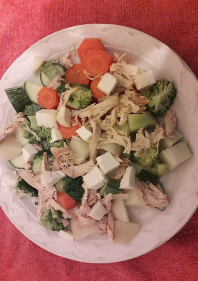 Una foto de Ensalada rica y saludable con pollo