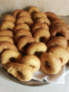 A picture of Cake doughnuts.