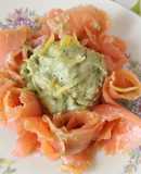 Roselline di salmone con crema di avocado e limone