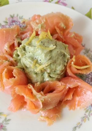 Foto di Roselline di salmone con crema di avocado e limone