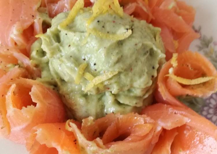 Roselline di salmone con crema di avocado e limone