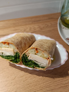 Una foto de Wrap vegetal con queso rulo de cabra