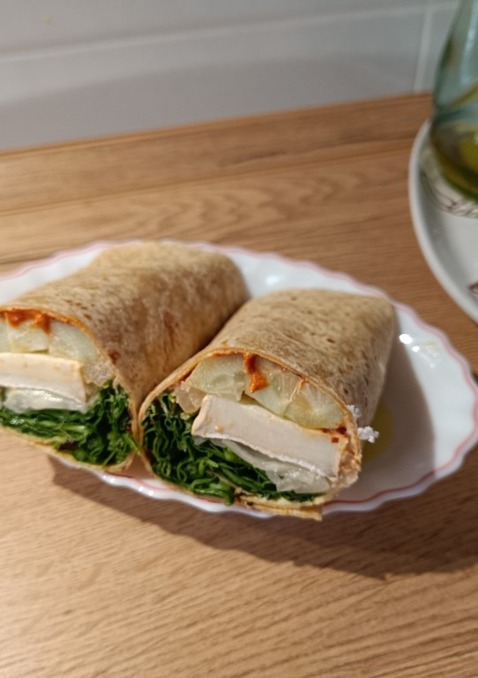 Una foto de Wrap vegetal con queso rulo de cabra
