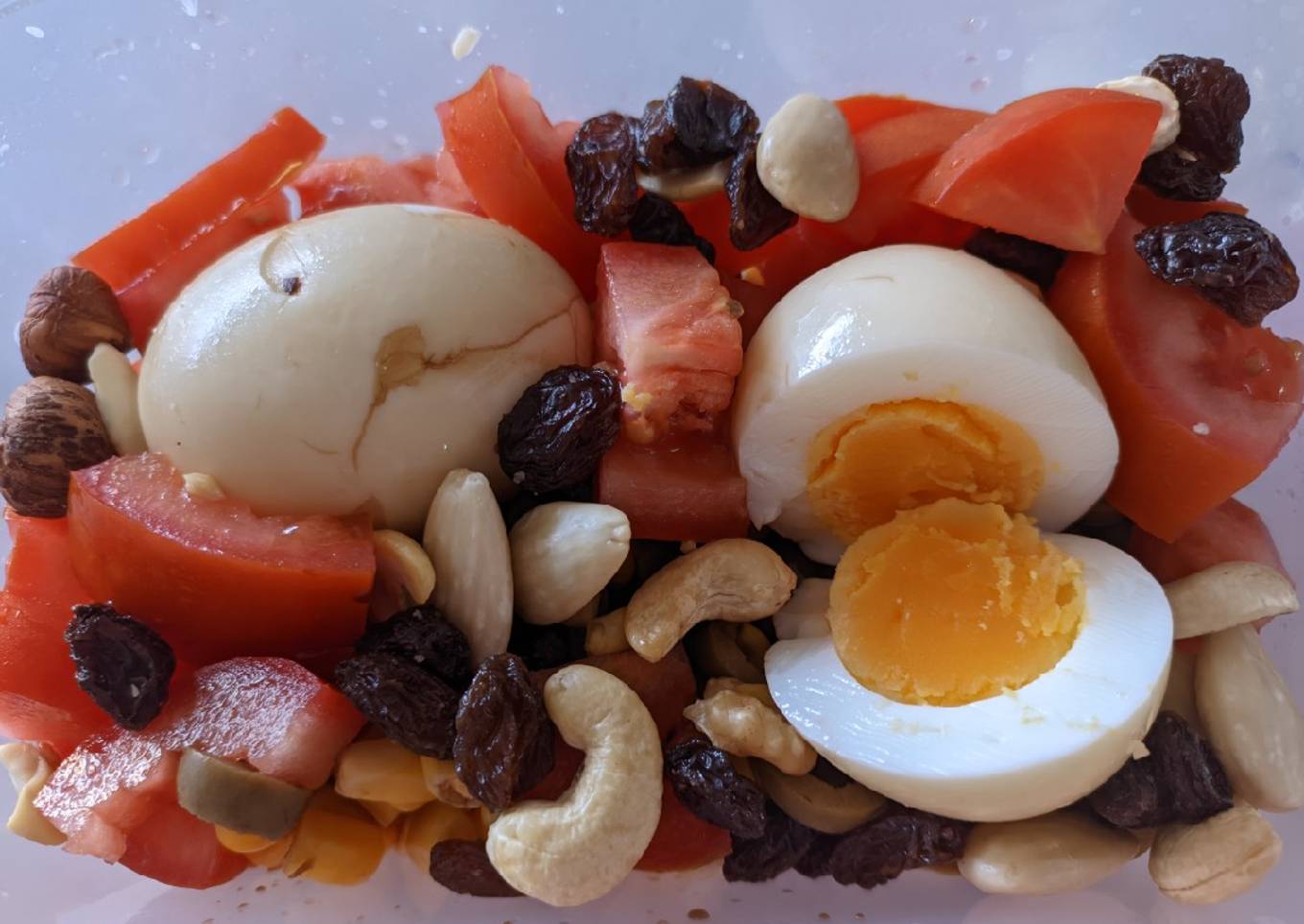 Salade tomate maïs olives vertes œuf dur fruits secs