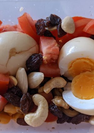 Une photo de Salade tomate maïs olives vertes œuf dur fruits secs