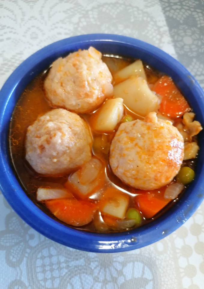 Una foto de 235. Albóndigas con sepia y guisantes