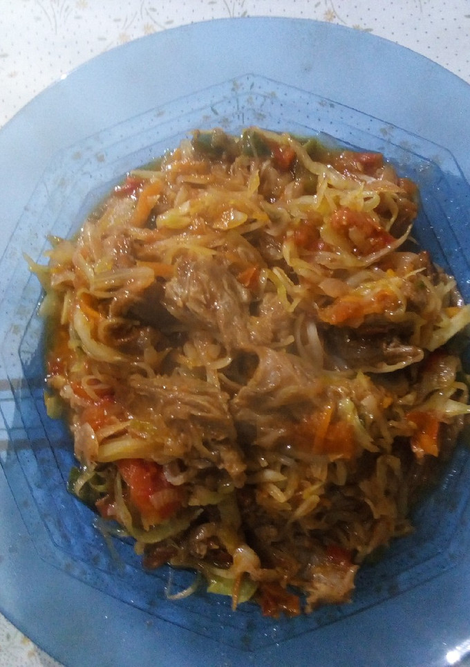 A picture of Wet fried beef with cabbage.