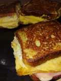 Sándwich de huevo con paleta y queso