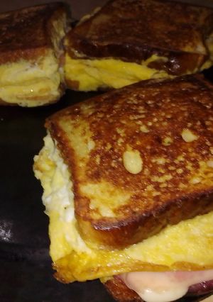 Una foto de Sándwich de huevo con paleta y queso