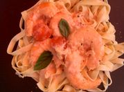 Une photo de tagliatelle tomates
