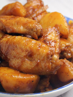 【港式家常菜】薯仔炆雞翼 (馬鈴薯雞翅) 的食譜成品照片