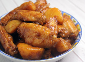 【港式家常菜】薯仔炆雞翼 (馬鈴薯雞翅） 的食譜成品照片