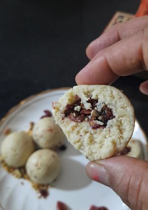 કાજુ અને મિક્ષ બેરીઝ લાડું (Kaju Mix Berries Ladoo Recipe In Gujarati) રેસીપી મુખ્ય ફોટો