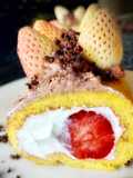 Brazo gitano de fresones blancos y rojos con nata y trufa