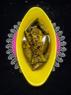 বেগুন দিয়ে ইলিশ মাছের ঝোল (begun diye ilish macher jhol recipe in Bengali) রেসিপির প্রধান ছবি