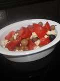 Ensalada de tomate y queso con aceitunas