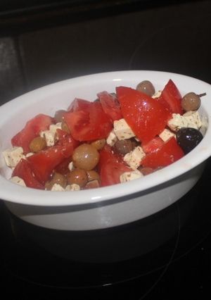 Una foto de Ensalada de tomate y queso con aceitunas