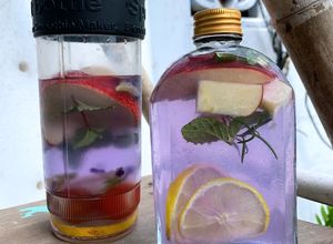 Hình của món Detox chanh + táo + hoa đậu biếc.