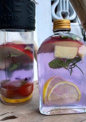 Hình của món Detox chanh + táo + hoa đậu biếc.