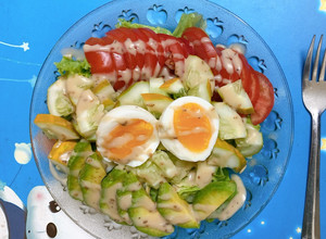 Hình của món Salad Bơ sốt mè rang.