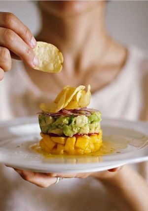 Una foto de Tartar de mango y aguacate