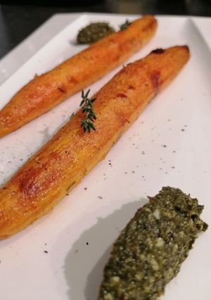 Une photo de Carottes rôties au miel et son pesto de fanes