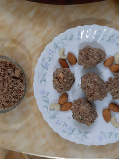 A picture of Edible Gum Laddu Dinkache laddu.
