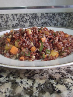 Una foto de Arroz rojo con verduras, pasas y orejones