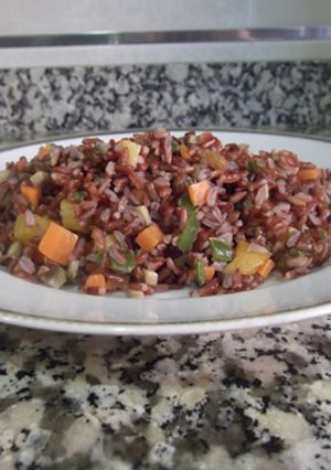 Foto principal de Arroz rojo con verduras, pasas y orejones