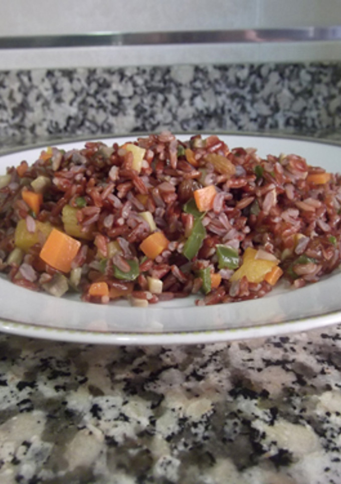 Una foto de Arroz rojo con verduras, pasas y orejones