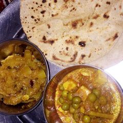 A picture of Matar paneer.