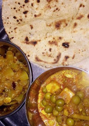A picture of Matar paneer.