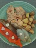 Filetes de pollo marinados acompañados de escalivada y patatas al horno con tomillo y limón