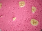Una foto de mousse con leche evaporada y gelatina