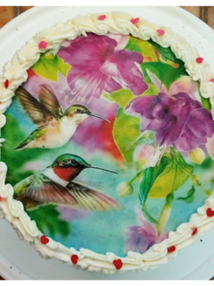 Una foto de Torta de chocolate y crema con frutilla