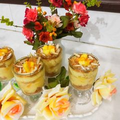 A picture of Three layered mango vermicelli dessert.