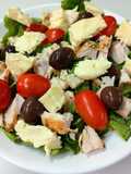Ensalada 🥗 de Lechuga, Tomate Cherrys, Aceitunas, Pollo y Queso