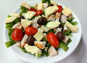 Una foto de Ensalada 🥗 de Lechuga, Tomate Cherrys, Aceitunas, Pollo y Queso